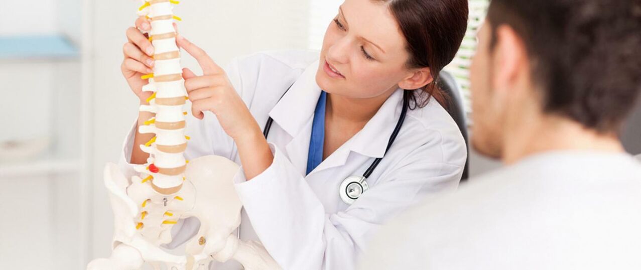 El médico le informa al paciente sobre el mecanismo de desarrollo de la osteocondrosis de la columna torácica.